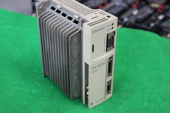 Yaskawa SGD-04AP AC SERVO AMPLIFIER 200-230V 6/2.6A 50/60HZ NEW