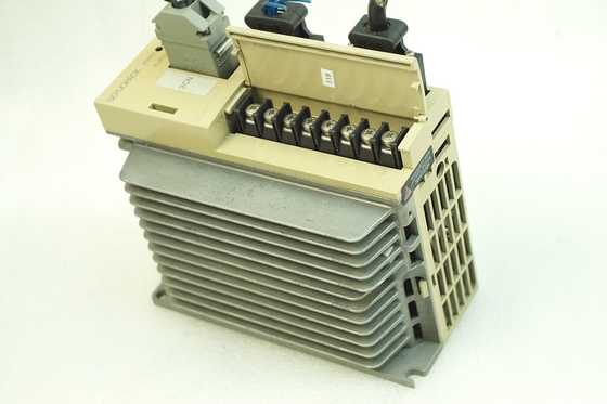 Yaskawa SGD-04AN AC SERVO AMPLIFIER 200-230V 6A 50/60HZ 400W NEW