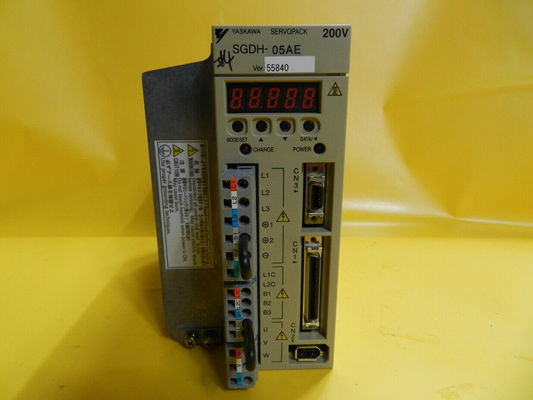Yaskawa SGDH-05AE AC SERVO AMPLIFIER 200-230V 4/3.8A 0.5KW NEW