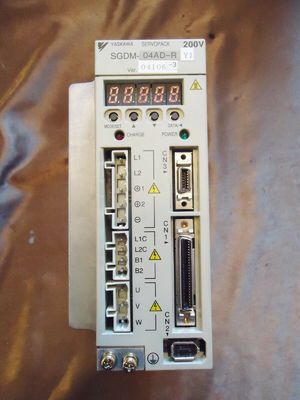 Yaskawa SGDM-04AD-R AC SERVO AMPLIFIER 200-230V 5.5A 0.4KW NEW