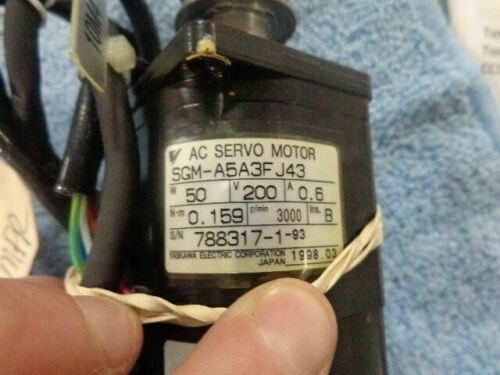 Yaskawa SGM-A5A3G22 AC SERVO MOTOR 50W 200V 0.6A 3000RPM NEW