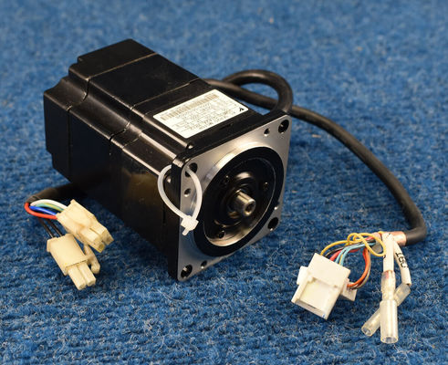 Yaskawa SGMPH-01A4A21 AC SERVO MOTOR 100W 3000RPM 200V 0.89A NEW